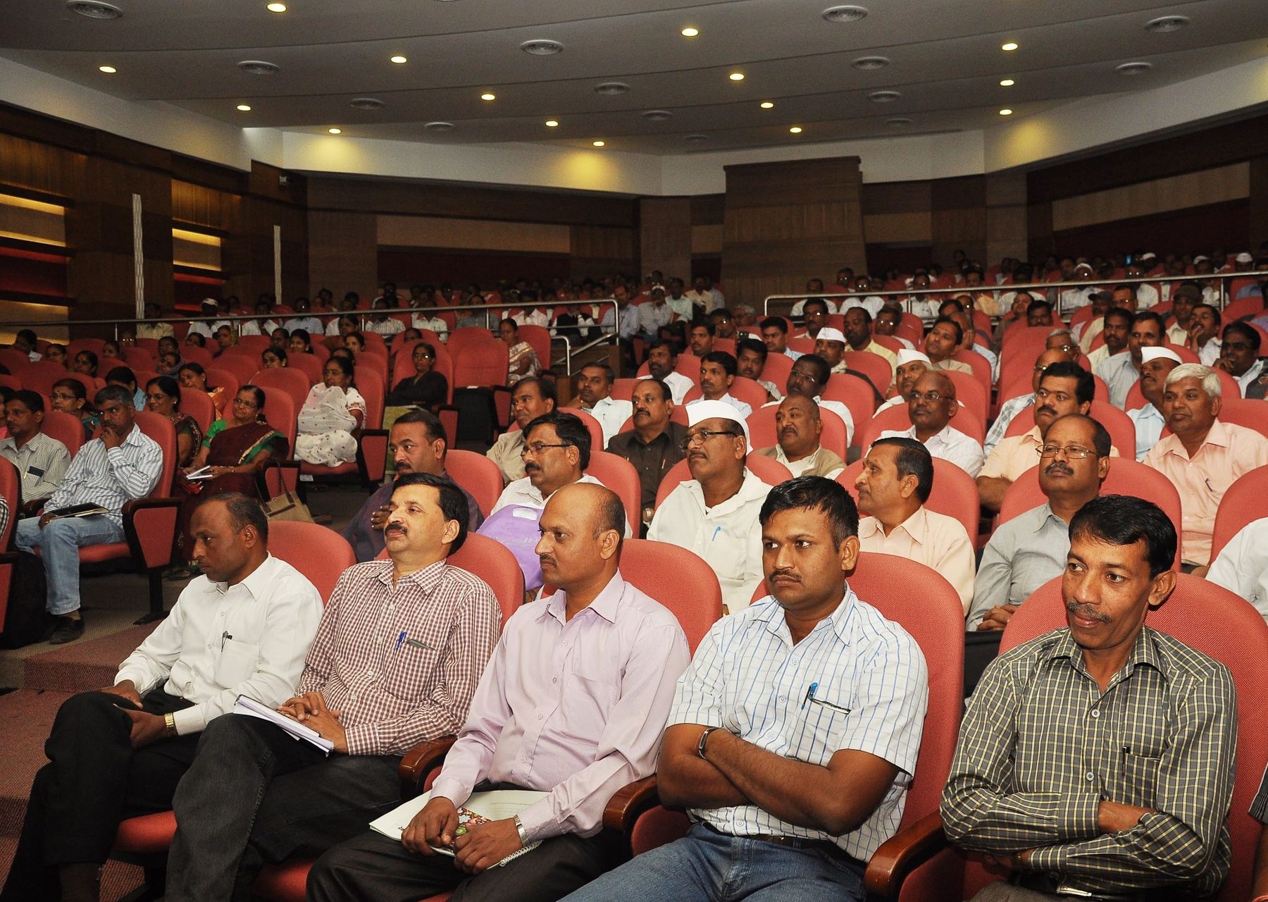 Auditorium-scale in-person cohort at a CME training session