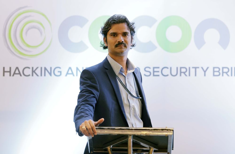 Santosh Talaghatti speaking at CoCon — Hacking & Security Briefing